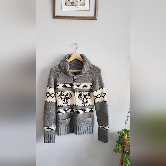Aritzia Sweaters - aritzia 100% lamswool classic Gray and Cream Women's Sweater. womens medium. EUC